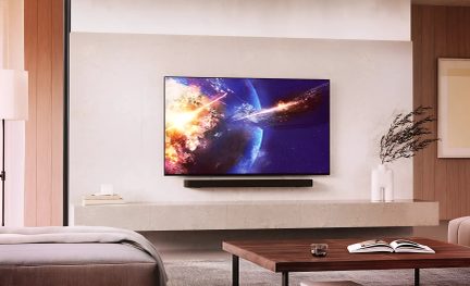 Väggmonterad platt-tv med svart soundbar i ett modernt vardagsrum, framifrån