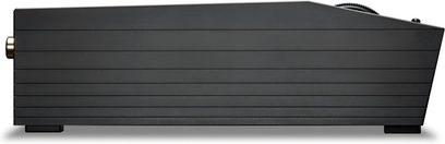 Předzesilovač sluchátek Astell&Kern ACRO CA1000T černý, pohled zepředu, protáhlý horizontální obdélníkový tvar, žebrovaný přední panel