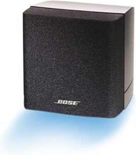 Sort kubisk Bose-baskabin, sort gitterfrontpanel, sølvfarvet "BOSE"-logo nederst til højre