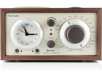 Radio da tavolo Tivoli Model Three BT in legno di noce, color beige, con orologio analogico e grande pulsante di regolazione, vista frontale
