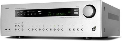 Sølvfarvet Arcam DIVA-AVR350 hjemmebiograf-forstærker, frontpanel med knapper, drejeknap, display, hovedtelefonstik og USB-port