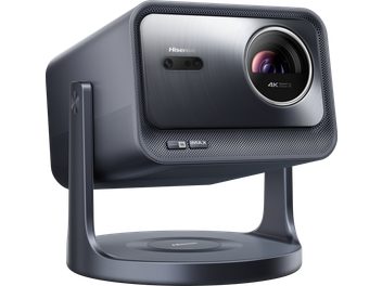 Hisense C2 Pro projektor, trekvartsvy, grå rektangulär låda, cirkulär lins, böjd stöd
