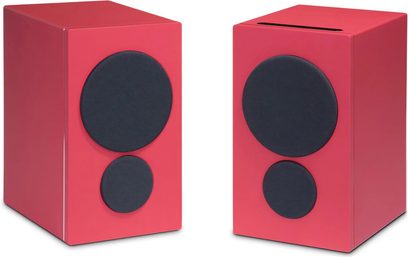 Chytrý reproduktor PSB iQ2 v červené ember, červená skříň se dvěma černými reproduktory, pohled zepředu a z tříčtvrtečního úhlu