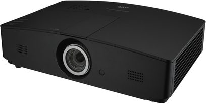 JVC LX-FH50 černý videoprojektor, pohled zepředu a z úhlu, obdélníkový tvar, objektiv umístěný mimo střed
