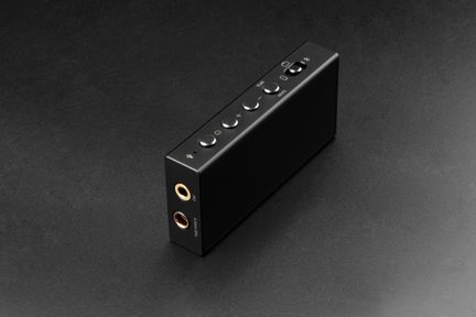 Amplificator de căști DAC audio portabil negru, dreptunghiular, cu butoane de control în partea superioară și ieșire dublă jack pe față