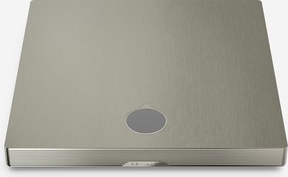 Stereo forforstærker DEVIALET Astra Solo, set ovenfra, rektangulær form, børstet metaloverflade, centralt cirkel.