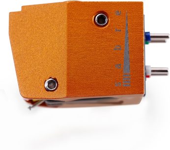 Tonabnehmer für Plattenspieler Vertere Acoustics Sabre aus orange eloxiertem Aluminium, rechteckiges Gehäuse mit sichtbaren Schrauben, grauem Logo und farbigen Anschlussstiften in Seitenansicht