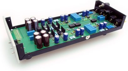 Preamplificatore phono Lehmann Audio Decade argento, vista dall'alto a picco, circuito stampato verde con componenti elettronici