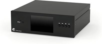 Trasporto CD Pro-Ject CD Box RS2 in metallo nero, vista 3/4 anteriore destra, schermo centrale e quattro pulsanti rotondi