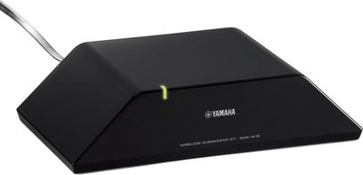 Yamaha SWK-W16 trådløs sender, sort, set ovenfra i perspektiv, trapezformet, blank sort overflade, grøn LED-indikator tændt