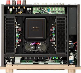 Accuphase E-3000 integrerad stereo hi-fi-förstärkare i champagne- och svartfärgad metall, vy uppifrån med avtaget lock, visar svart märkt central transformator, två runda kondensatorer, gröna kretskort och högtalarterminaler i rött och svart