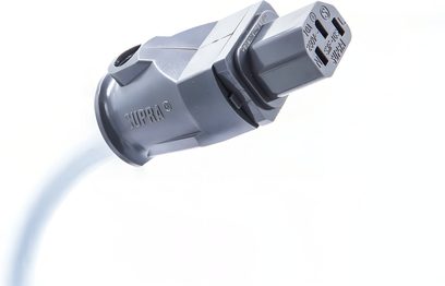 Supra Lorad 2.5 IEC-strømkabel, 1,5 m, grå antracit i plast, tæt påbillede i let skrå vinkel på den trepolede IEC-hunkontakt og dens glatte kappe
