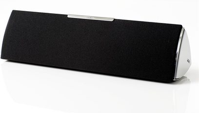 Černý obdélníkový prodloužený horizontální reproduktor, pohled zepředu v mírném nadhledu, černá mřížka po celé přední straně