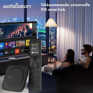 Mando a distancia universal Sofabaton X1S negro con hub, pantalla a color y botones, delante de un salón con televisión