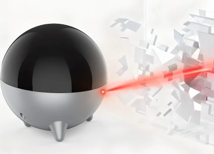 Ayaklar üzerinde siyah ve gümüş dekoratif küre, parçalanmış beyaz bir duvarı delen kırmızı lazer ışınıyla