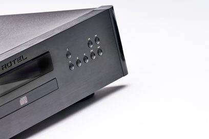 Vysokofrekvenční CD přehrávač Rotel RCD-1572 MKII v černé barvě, pohled z úhlu, přední panel s kruhovými tlačítky a zásuvkou na disk