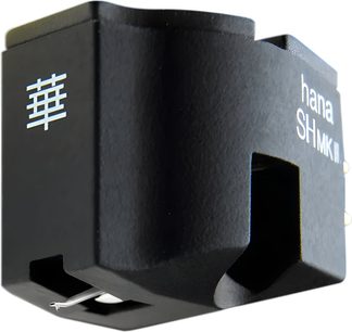 Højttalercelle til hi-fi vinylpladespiller Hana SH MKII i mat sort tekstureret kabinet, med hvide kanji-tegn på forsiden og synlig nål nedenunder, set fra højre forside i trekvarts vinkel
