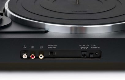 Giradischi Thorens TD 101 A nero opaco, vista posteriore ravvicinata, connettori audio e alimentazione, interruttore on/off