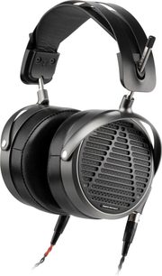 Audeze MM-500 åbne hovedtelefoner, store ørekapper i metal og sort læder, polstret hovedbøjle, spiralkabel, hvid baggrund