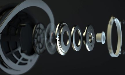 Exploded view van metalen en plastic cirkelvormige componenten horizontaal uitgelijnd op een zwarte achtergrond