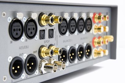 Zadní panel předzesilovače domácího kina Trinnov Audio AMETHYST s konektory XLR, RCA a S/PDIF v detailu