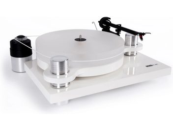 Hi-Fi vinil plak çalar Block PS-100+, beyaz lake kaplamalı kare şasi, kalın buzlu akrilik plak, silindirik alüminyum ayaklar ve kasnaklar, siyah ton kolu ve kayışla bağlı harici motor, sağ ön perspektif görünüm
