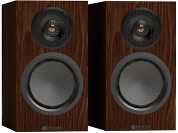 Monitor Audio Silver 50 8G diófa könyvespolc hangsugárzó pár, elölnézet fekete hangszórókkal