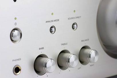 Wzmacniacz hi-fi stereo Denon PMA-2500NE w kolorze srebrnym, widok z przodu panelu sterowania z przyciskami i gniazdami audio