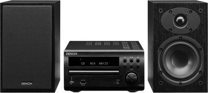 Denon D-M39 sort mini-anlæg set forfra, bestående af et par bogreolhøjttalere, en forstærker og en CD-afspiller