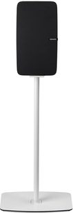 Supporto per altoparlante Flexson, piedistallo da pavimento per Sonos Five e Play:5 bianco, vista frontale, base rettangolare bianca, asta verticale bianca, altoparlante nero rettangolare fissato in alto