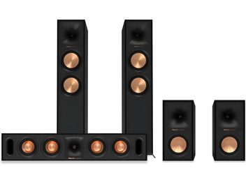 Klipsch R-605FA 5.0.2 Atmos -kaiutinpaketti musta, suorakaiteen muotoiset kotelot, kupariväriset metallikalvot, edestäpäin kuvattuna