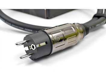 cavo di alimentazione Cardas Clear Reflection Power 0,5m, nero, spina europea a due poli, terminale metallico lucido con motivo inciso, testo bianco sulla guaina, vista ravvicinata