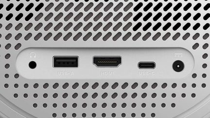 Perforeret metalgitter, audio jack-stik, USB-A, HDMI, USB-C, rund strømforsyning, justeret horisontalt