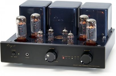 Cayin CS-55A EL34 sort integreret stereo rørforstærker med sort metalkabinet set fra trekvart forfra, udstyret med tre mørklakerede transformatorhætter, otte synlige rør på toppen og en børstet front med store volumenkontrol- og vælgerknapper