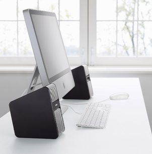Yamaha NX-50 sort højttaler, set fra 3/4 forrest til højre, placeret på et hvidt skrivebord med et computertastatur og -mus