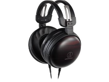 Чорні закриті навушники Audio-Technica ATH-AWKT, вигляд зліва та спереду, з шкіряним оголів’ям і амбушурами