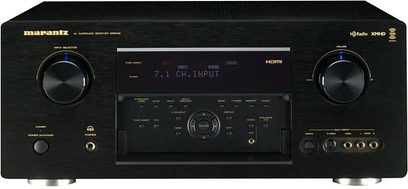 Marantz SR-8002 surround-forstærker, set forfra, sort frontpanel med knapper, drejeknapper, blåt display, hovedtelefon- og mikrofonstik på forsiden
