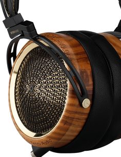 Sluchátka Sendy Audio Peacock Zebra s otevřenou konstrukcí, ze zebraného dřeva, s černou mřížkou ve tvaru včelích pláství, černým obloukem, pohled ze 3/4 zezadu