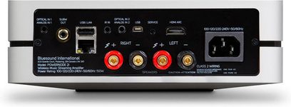 Ampli hi-fi stereo Bluesound PowerNode 2i bílý, pohled zepředu, konektory vlevo, ovládání a displej vpravo