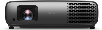 Benq W4100i beamer, vooraanzicht, donkergrijze rechthoekige behuizing, lens links, groot ventilatierooster rechts, centraal logo