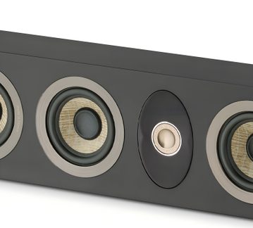 Tæt påbillede, frontset lidt ovenfra, af en sort vandret centralhøjttaler i træ med rektangulær front, tre medium-højttalere med beige kegle og grå kant samt en central diskant med metalring