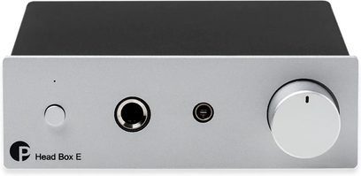 Pro-Ject Head Box E ausinių pirminis stiprintuvas sidabrinis, vaizdas iš priekio su ausinių išvestimi priekyje ir dideliu garsumo reguliavimo mygtuku