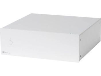 Hi-fi stiprintuvas Pro-Ject Amp Box DS2 juodas, vaizdas iš priekio kampu, stačiakampis korpusas su diskretišku mygtuku