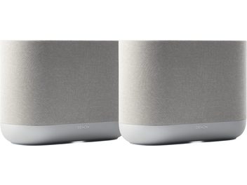 2 išmaniųjų kolonėlių Denon Home 400 stone šviesiai pilkos spalvos rinkinys, vaizdas iš priekio su tekstiline apdaila ir užapvalintu pagrindu