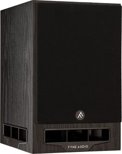 Bogreolshøjttaler Fyne Audio F5E, set fra trekvart vinkel, mørk træfinish, sort gitter, sølvfarvet cirkulært logo