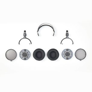 Pohled shora na rozložené součásti černého a šedého otevřeného kabelového hi-fi sluchátka Audio Technica ATH-R70xa, konstrukce z plastu a kovu s černými sametovými polstrováním