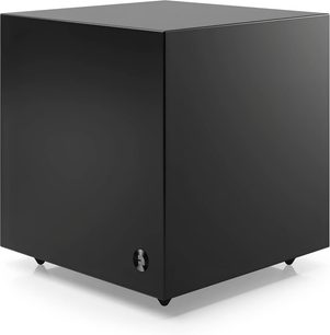 Schwarzer Audio Pro SW-5 Subwoofer in Würfelform, in Dreiviertelansicht mit glatten Flächen, dezentem Logo und kleinen Füßen