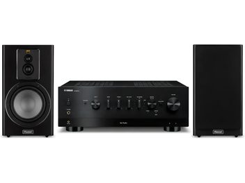 Melna Yamaha hi-fi sistēma ar centrālo pastiprinātāju un diviem melniem Magnat skaļruņiem, skats no priekšpuses