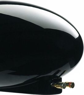 Blankt sort hovedtelefon, tæt profilvisning, afrundede ørepuder, buet hovedbøjle, kabel med forgyldt stik