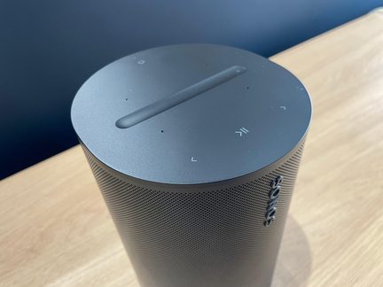 Detalii despre finisajul mat și comenzile tactile Alt: Prim-plan cu comenzile tactile Sonos Era 100 și finisajul negru mat